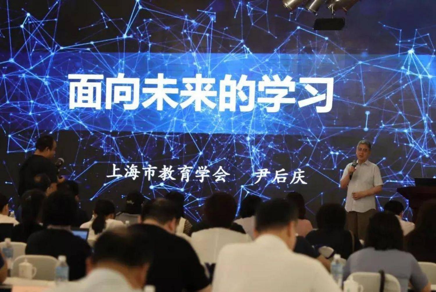 教育数字化转型    信息化驱动  教育变革  研修班  教育部科技与信息化司、基础教育司 教育信息化战略规划  教育信息化1.0阶段  教师因材施教 学生个性化学习  教育教学模式    数字化应用场景  智慧校园  智慧教学  智慧教育 信息技术  教学科研 赋能管理服务 教育信息化2.0行动计划   教学环境支撑、课堂模式变革、教学资源制作、教师角色转变、教学文化营造、教育机制重组、教学管理重塑、教学评价革新 