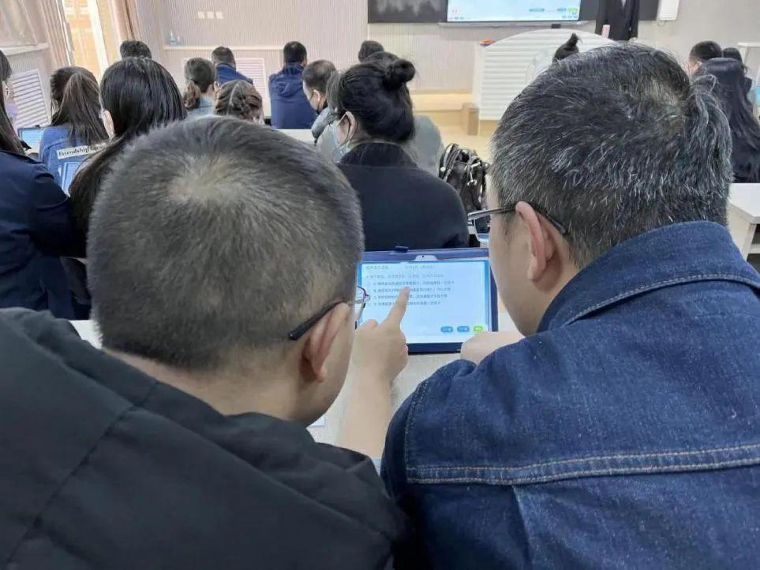 我市某学校全体教师参加智慧课堂融合应用培训